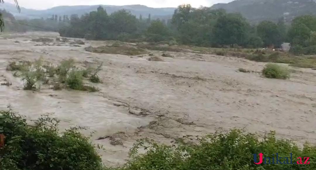 Qubada çay məcrasından çıxdı, kəndi su basdı - FOTOLAR (VİDEO)